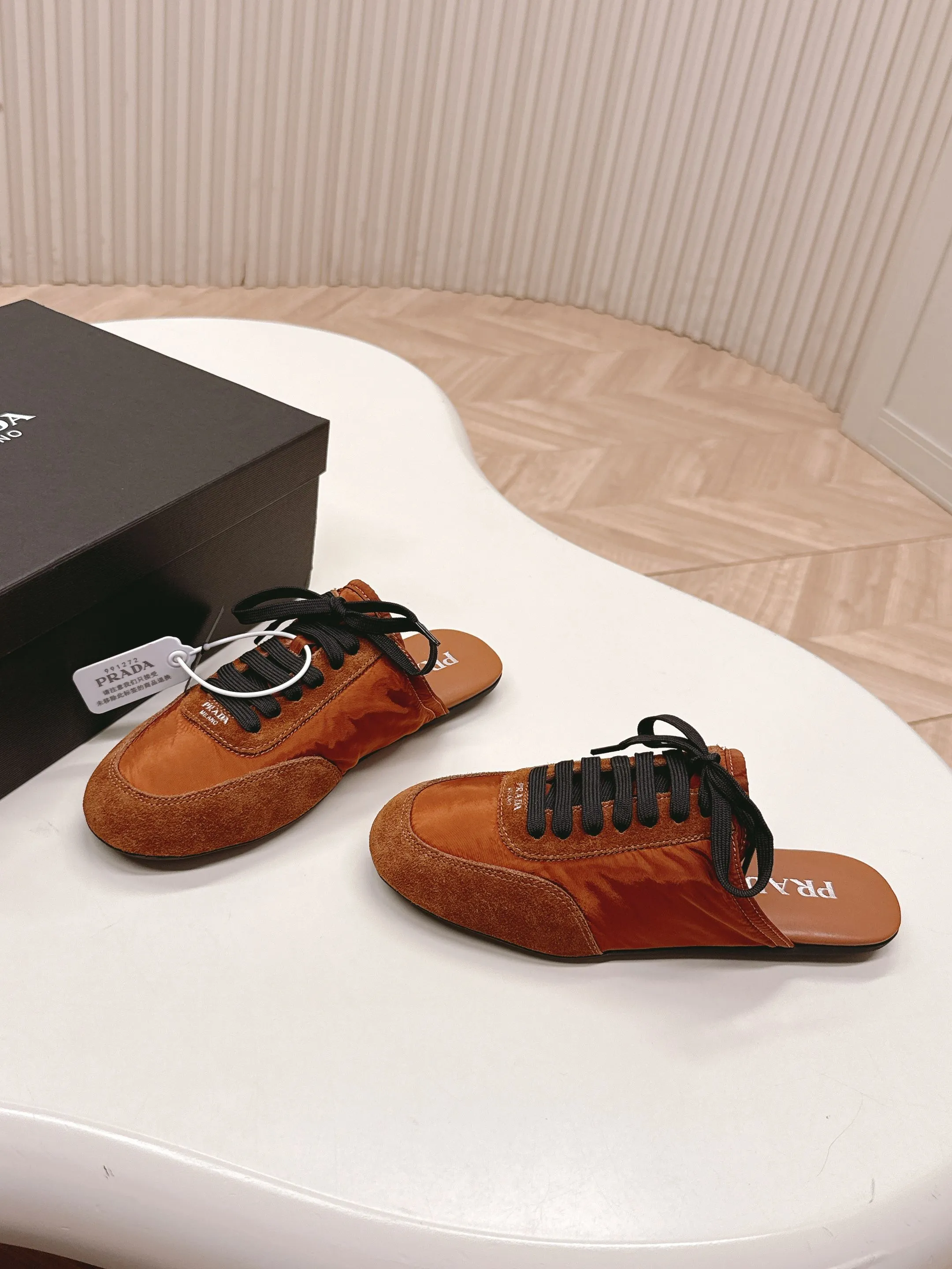 👟👟Ex-factory price 480👟👟 New color half-flop Prada Collapse regenerated nylon and suede leather stretch half-flop 2025 spring and summer latest catwalk style Forrest Gump slippers Fashion item thin casual slippers This ultra-light sports shoe is made of regenerated nylon and suede leather to create a three-dimensional shoe shape. The mixed materials highlight Prada's sports style and exquisite craftsmanship soul. The flat bottom design and elastic side cuffs make it easy to put on and take off with ease. The upper is decorated with a screen-printed logo ● Thin rubber sole · Removable leather insole upper, a casual shoe that is light, easy to wear and practical, with an original molded rubber outsole! Encounter a variety of colors combined with Forrest Gump shapes and iconic details such as Prada regenerated nylon to interpret a new style. Size: Women’s size. 35～39# 40.41